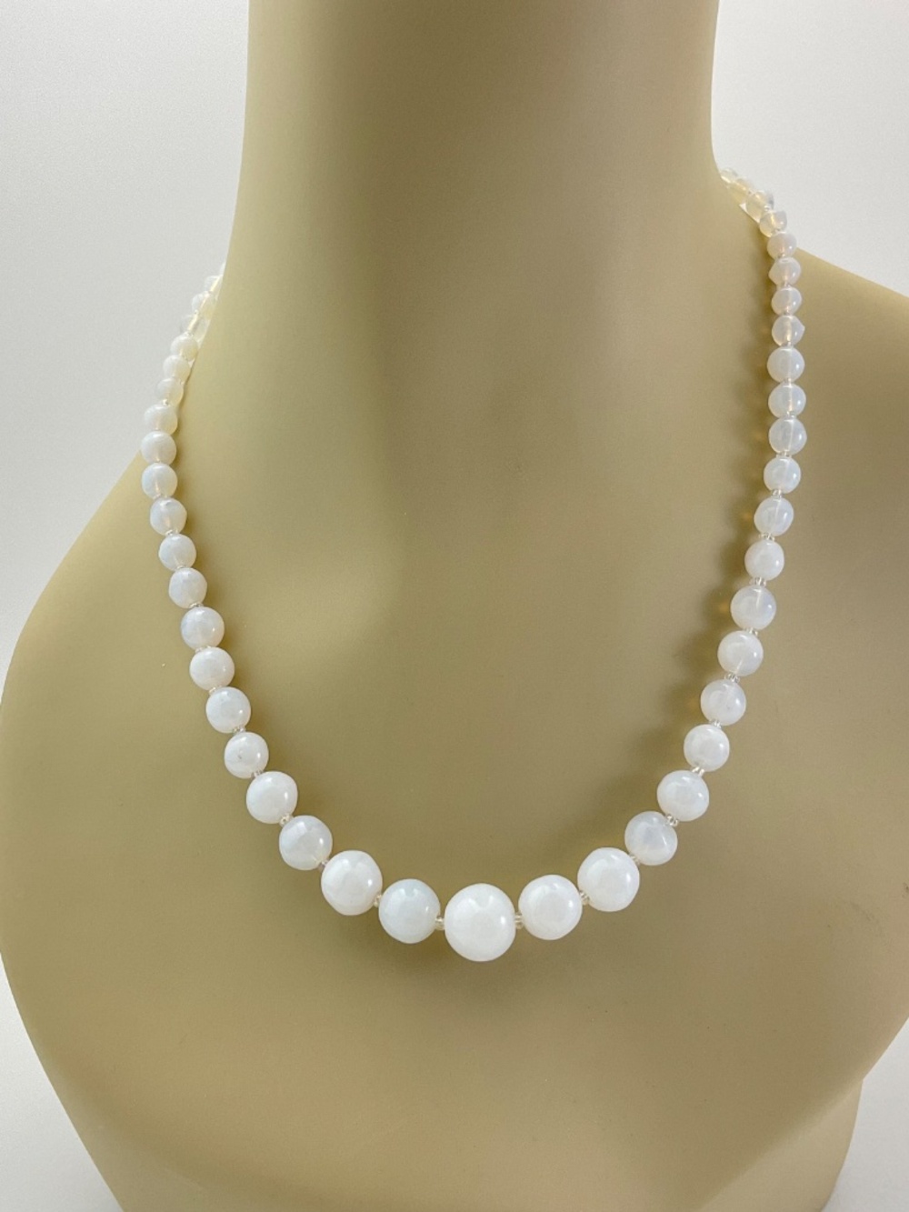 Vintage Opalescent White Bead Necklace, Faux Opal, Graduated Vintage Beads - Picture 8 of 11